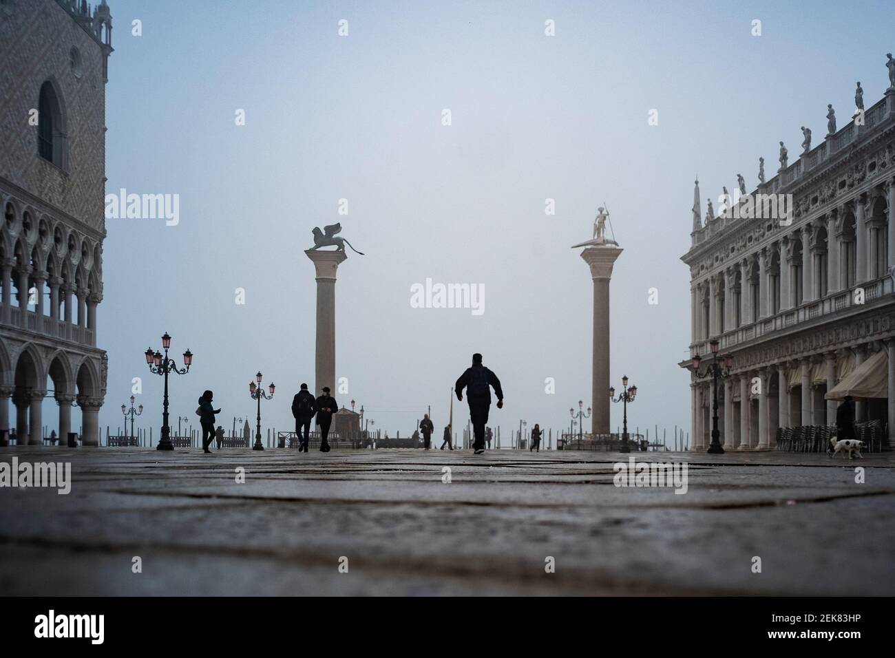 Venise, Italie. 23 février 2020. Promenade citoyenne sur la place Saint-Marc pendant que la ville est immergée dans un épais brouillard le 23 février 2021 à Venise, Italie © Simone Padovani / derrière Venise / Alamy Live News Banque D'Images