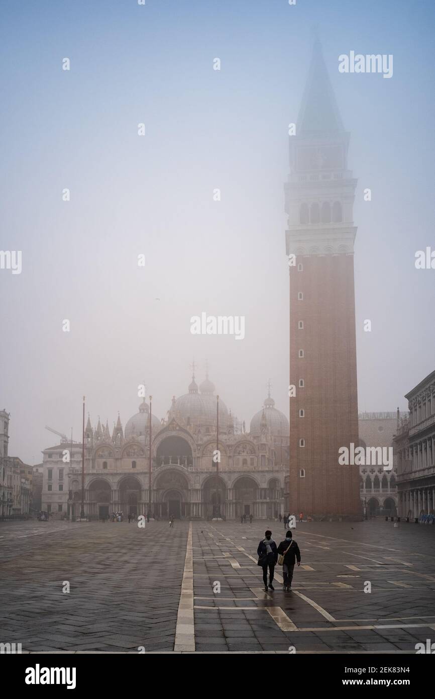 Venise, Italie. 23 février 2020. Promenade citoyenne sur la place Saint-Marc pendant que la ville est immergée dans un épais brouillard le 23 février 2021 à Venise, Italie © Simone Padovani / derrière Venise / Alamy Live News Banque D'Images