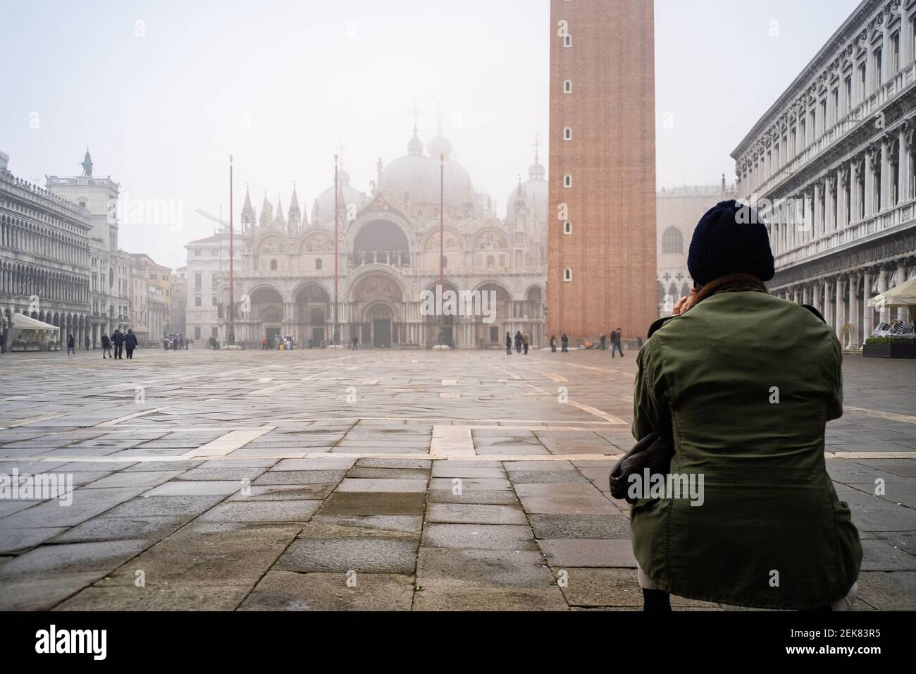 Venise, Italie. 23 février 2020. Promenade citoyenne sur la place Saint-Marc pendant que la ville est immergée dans un épais brouillard le 23 février 2021 à Venise, Italie © Simone Padovani / derrière Venise / Alamy Live News Banque D'Images