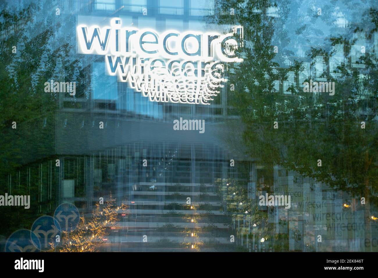 Betrichtung der Wirecard Zentrale. Logo DAS der WIrecard leuchtet. Blick auf  die Zentrale des insolventen Dax Unternehmens Wirecard. Nachdem die  Wirtschaftsprüfer Ernst & Young ( EY ) das Testat verweigert hatten und