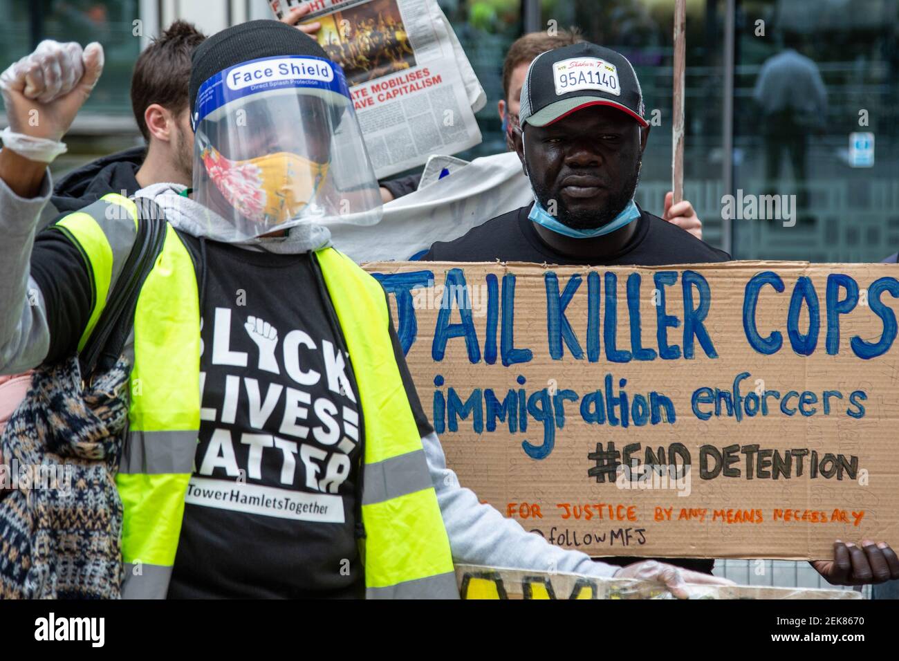Un démonstrateur à l'extérieur du siège social est vu avec un écriteau de tueur de prison lecture flics, mettre fin à la détention pendant la manifestation pour les droits des immigrants. Les immigrants et les défenseurs se réunissent à l'extérieur du bureau du pays d'origine pour appeler le gouvernement à fermer tous les centres de détention et à mettre fin aux vols charters. (Photo de Thabo Jaiyesimi / SOPA Images/Sipa USA) Banque D'Images