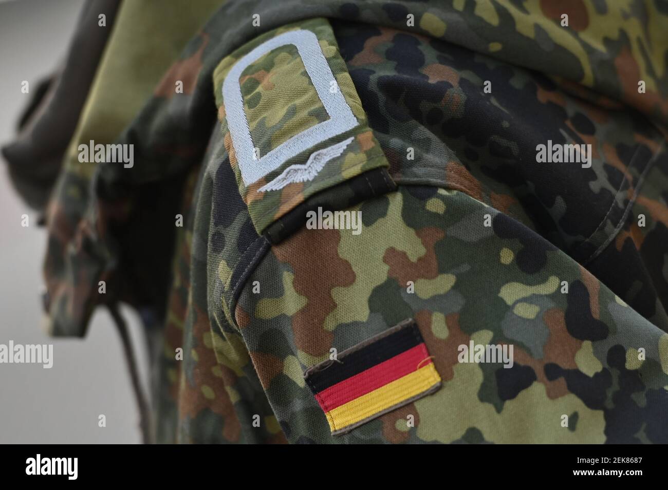 Sujet image conscription, soldats, rang. Rang, badge de rang, badge de rang. Les soldats de la Bundeswehr aident à tester les immigrants. Contrôles aux frontières à la frontière entre l'Autriche et l'Allemagne, poste frontière Kiefersfelden les policiers aux frontières vérifient les automobilistes qui entrent du Tyrol / Autriche en Bavière / Allemagne. | utilisation dans le monde entier Banque D'Images