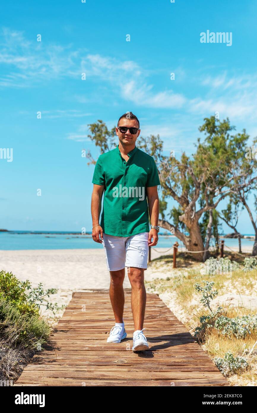 Homme qui est en short sur la plage Banque de photographies et d’images ...