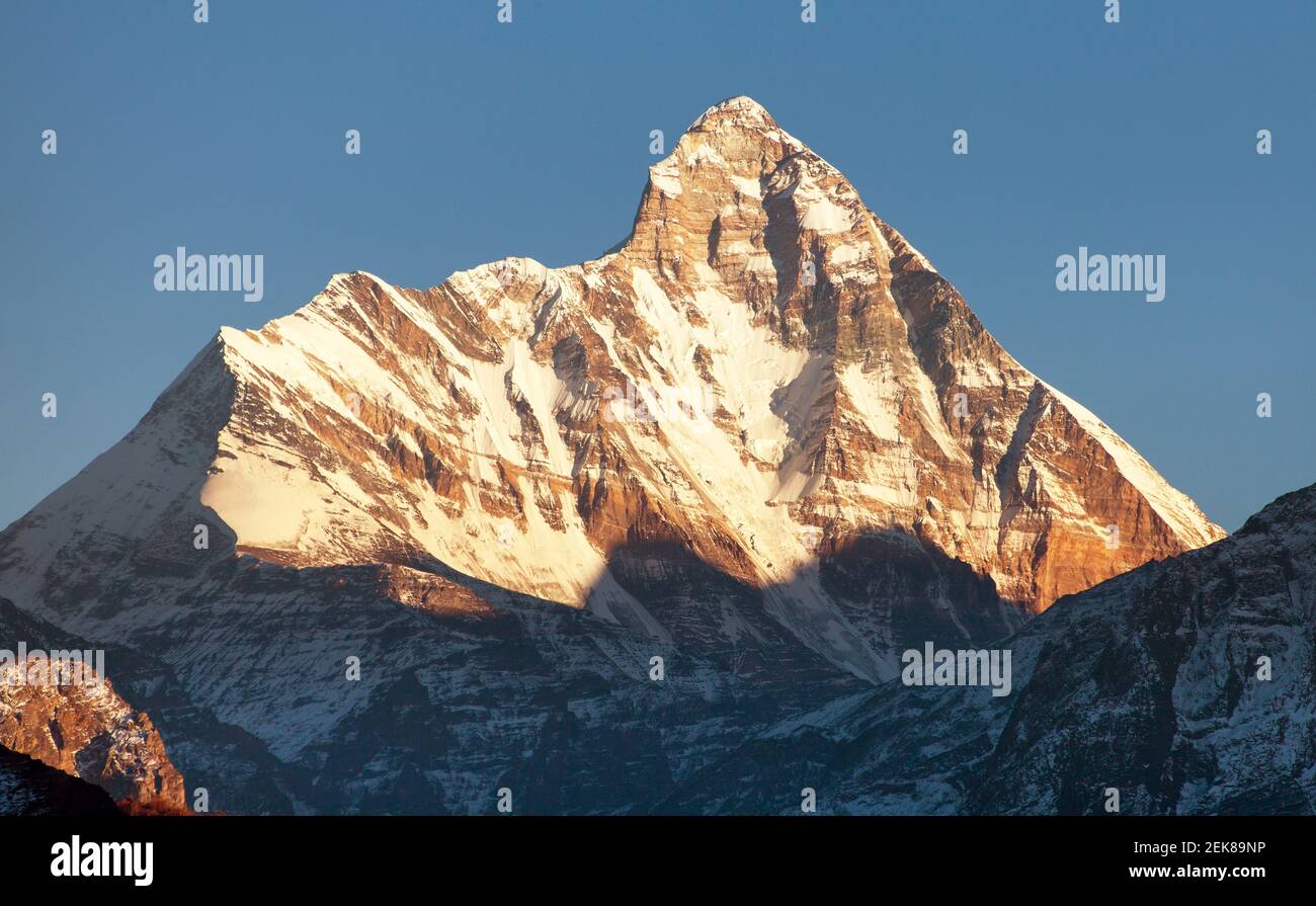 Mont Nanda Devi, l'un des meilleurs monts de l'Himalaya indien, vu de Joshimath Auli, Uttarakhand, Inde, coucher du soleil en soirée Banque D'Images