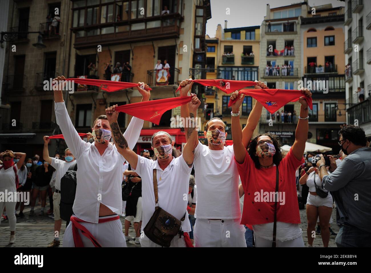 Les gens vêtus de blanc portent des foulards rouges sur la place de l'hôtel  de ville de Pampelune. Les habitants de la ville espagnole de Pamplona,  dans le nord de l'Espagne, vêtus