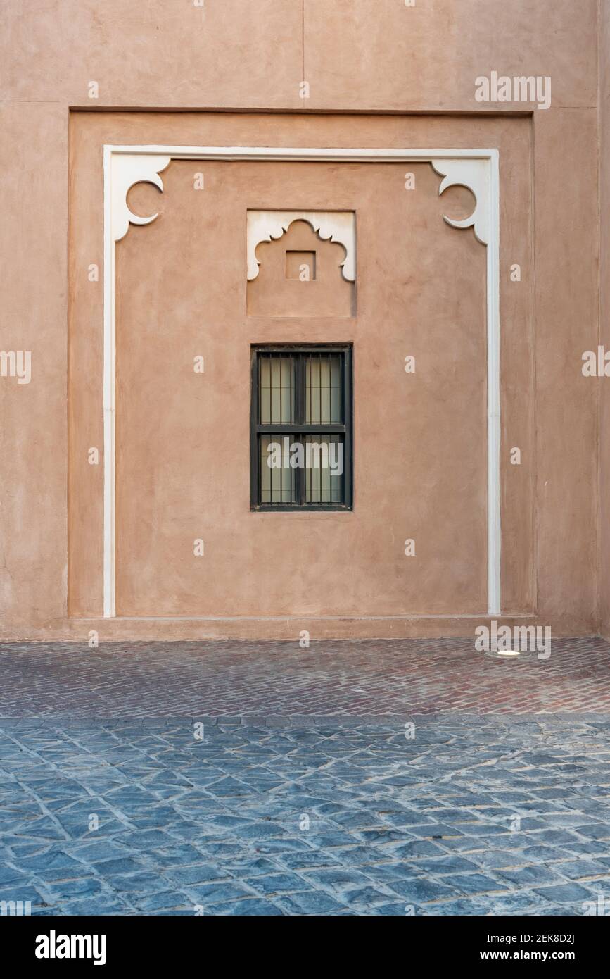 Doha, Qatar - 09 février 2021 : vue d'une journée de Doha, monument de l'architecture du Qatar, fenêtre à Katara - The Cultural Village Foundation Banque D'Images