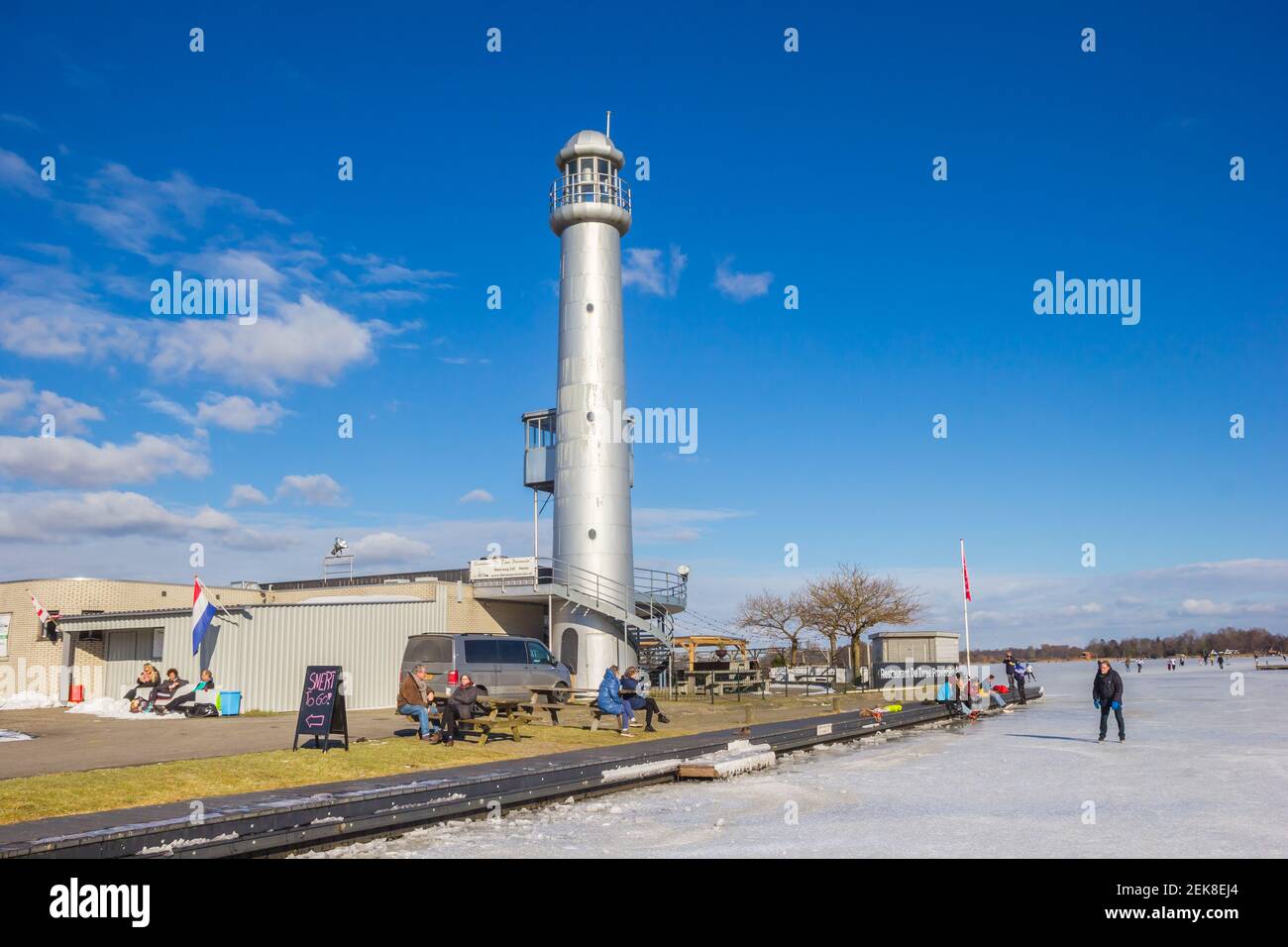 Phare en argent au lac gelé Paterswoldse Meer à Groningen, pays-Bas Banque D'Images