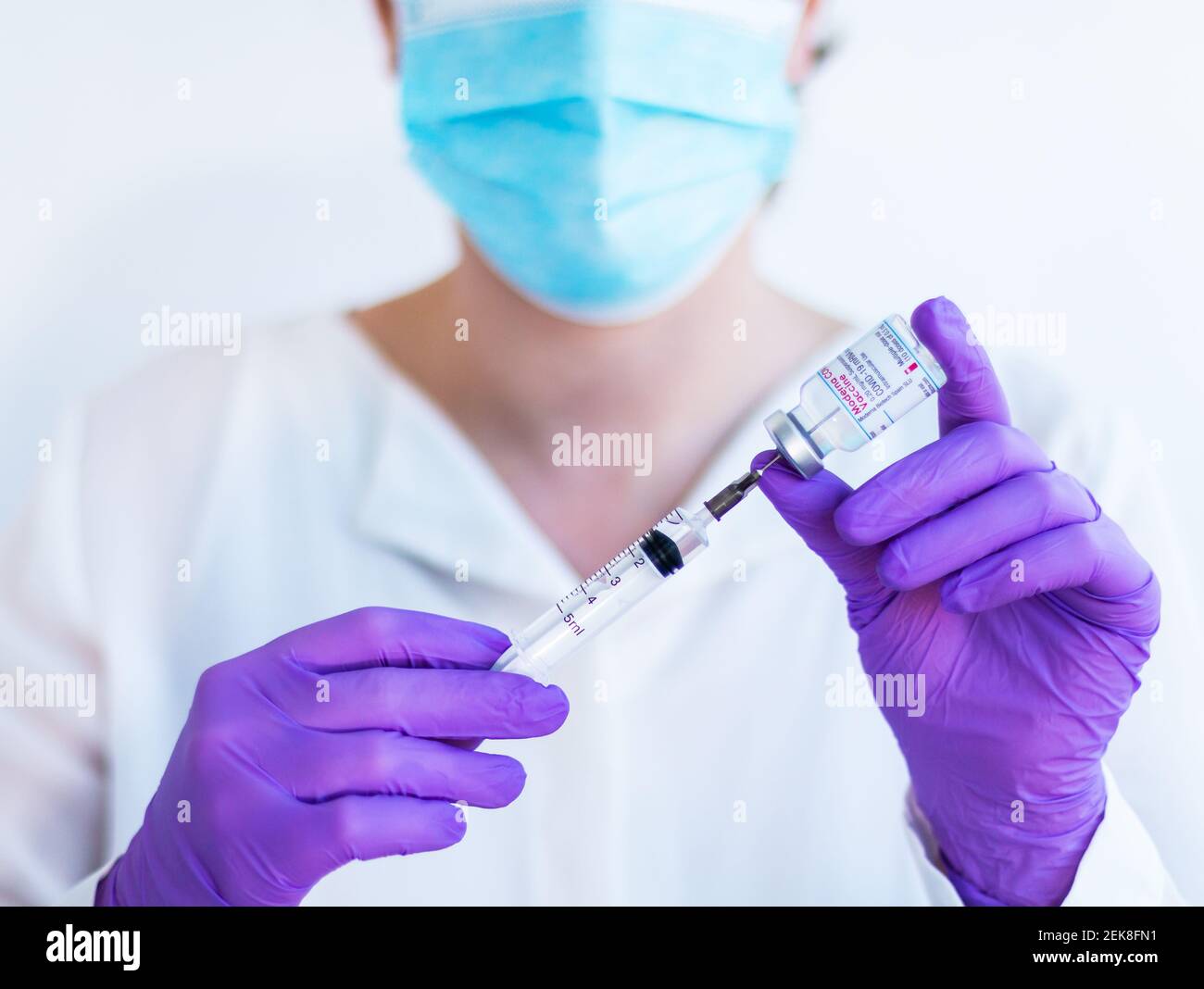 Brasov, Roumanie - 21 février 2021 : médecin utilisant le vaccin Moderna Covid-19 sur fond blanc. Banque D'Images