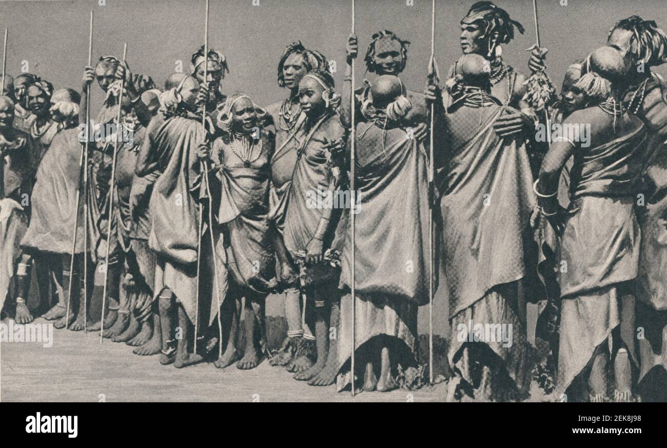 Photo du début du XXe siècle d'un groupe de Kikuyu hommes et femmes prenant part à un rituel ngoma Banque D'Images