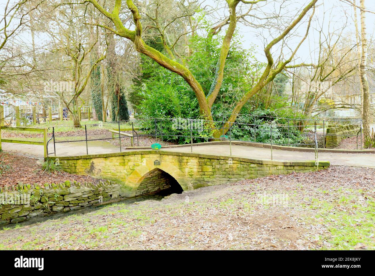 le vieux pont au-dessus de la rivière sur le parc dans Tetbury Banque D'Images