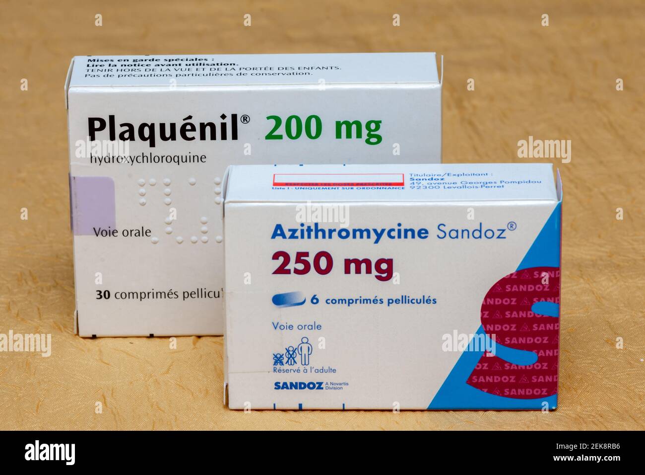 Boîtes de Plaquenil (Hydroxychloroquine) et Azithromycine (emballage français), médicaments qui forment la base d'un traitement controversé pour Covid-19 Banque D'Images