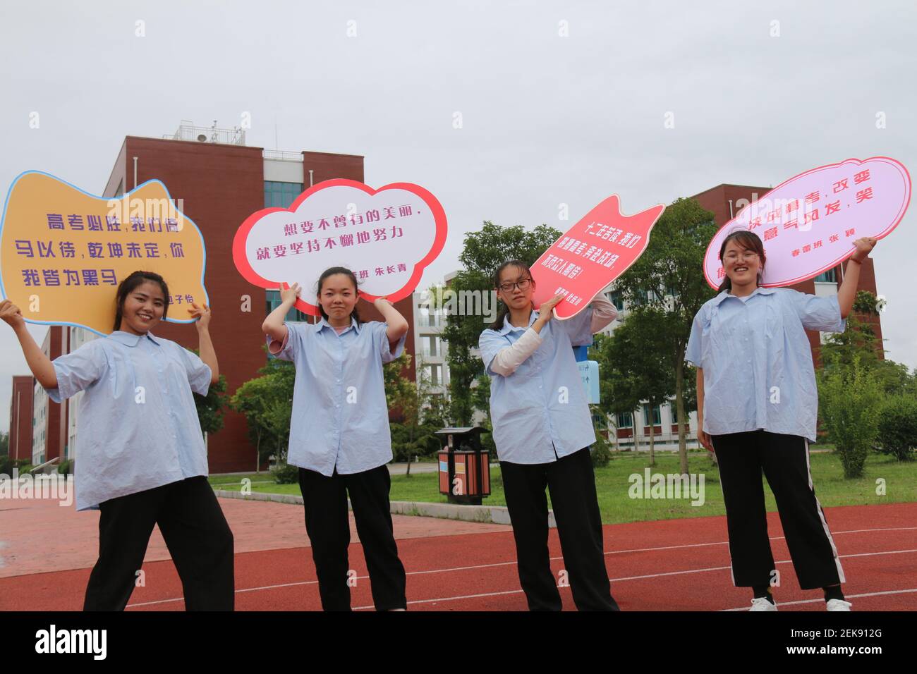 COMTÉ DE CHINA-Guanyun, ville de Lianyungang, province de Jiangsu, 6 juillet 2020. Les étudiants de la classe 3 de l'école secondaire affiliée à Guanyun de l'Université normale de Nanjing se réjouissent pour l'examen d'entrée à l'université sur le terrain de jeu. (USAGE ÉDITORIAL SEULEMENT. CHINA OUT) (photo de /Sipa USA) Banque D'Images