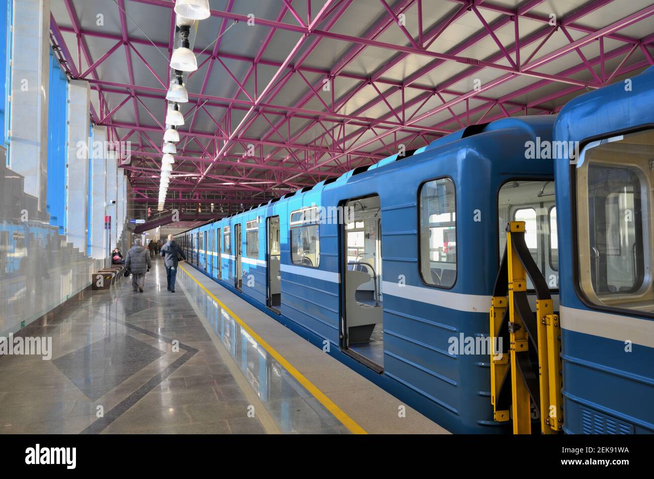 Le métro est arrivé à la nouvelle station de métro Shushary de Saint