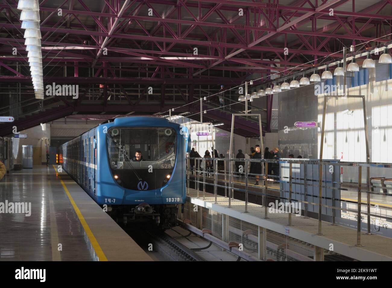 Métro arrivée à la nouvelle station de métro Shushary de Saint