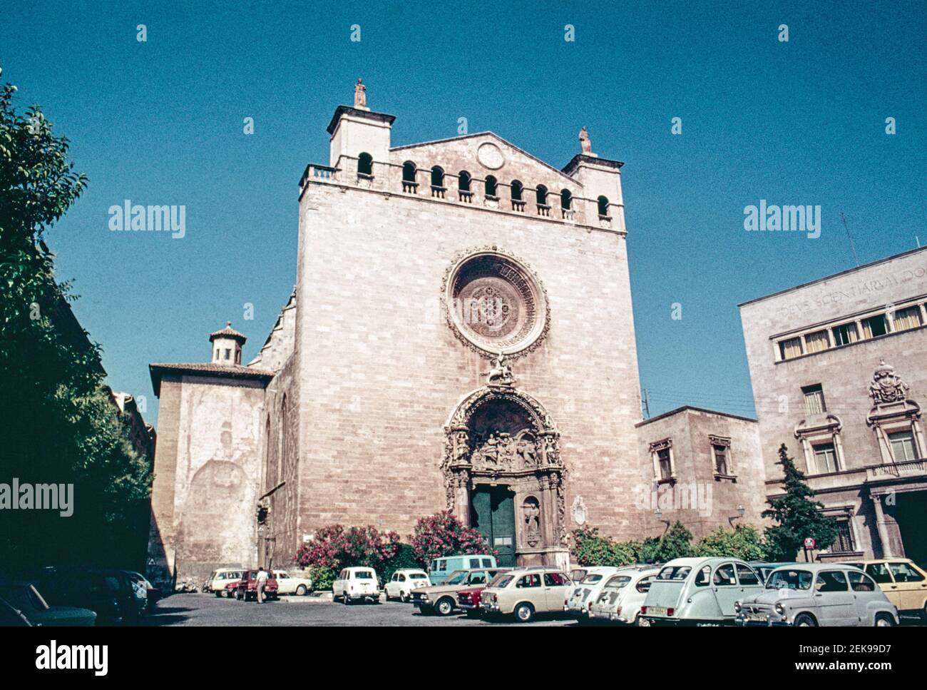 Balayage d'archives de Palma Majorque environ 1975. L'église Saint François avec d'impressionnantes sculptures sur la porte. A l’avant-garde, les voitures des années 70 sont garées Banque D'Images