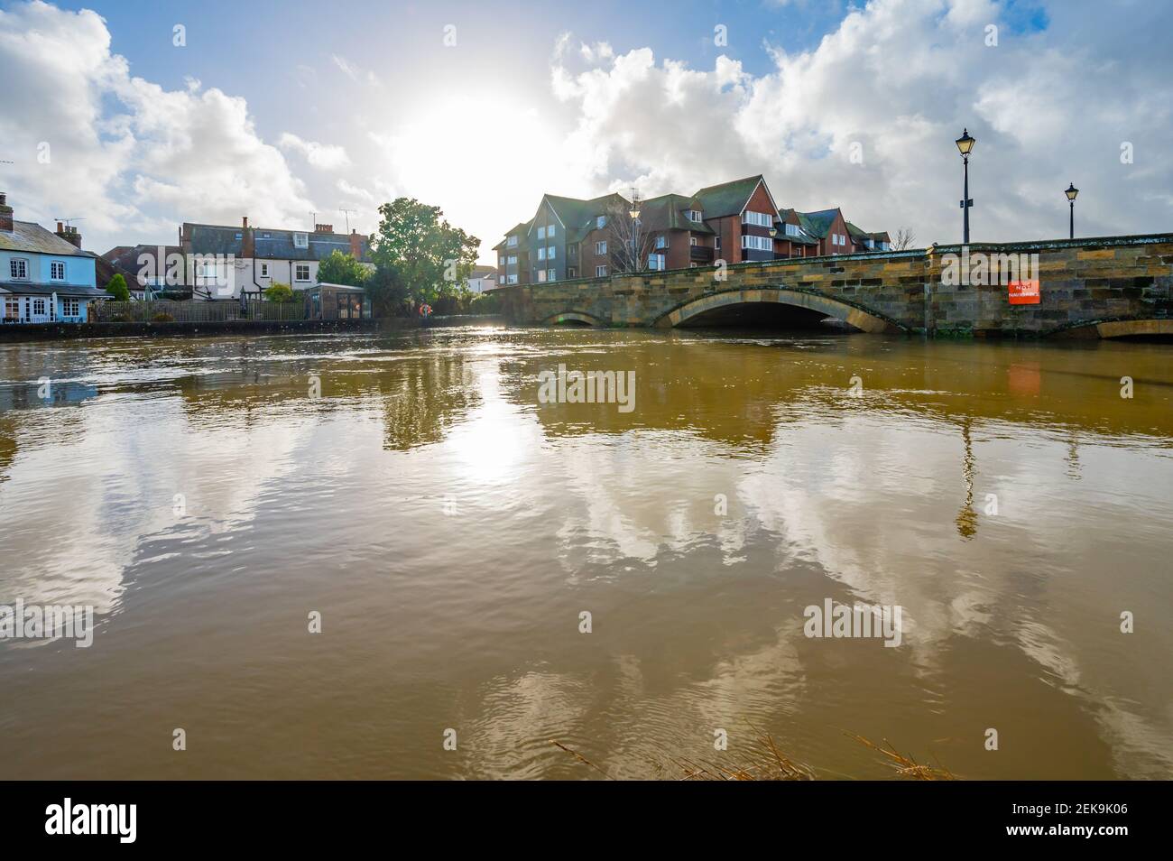 Eau exceptionnellement très élevée montrant des inondations de la rivière Arun pendant une marée haute fréquement en hiver à Arundel, West Sussex, Angleterre, Royaume-Uni. Banque D'Images