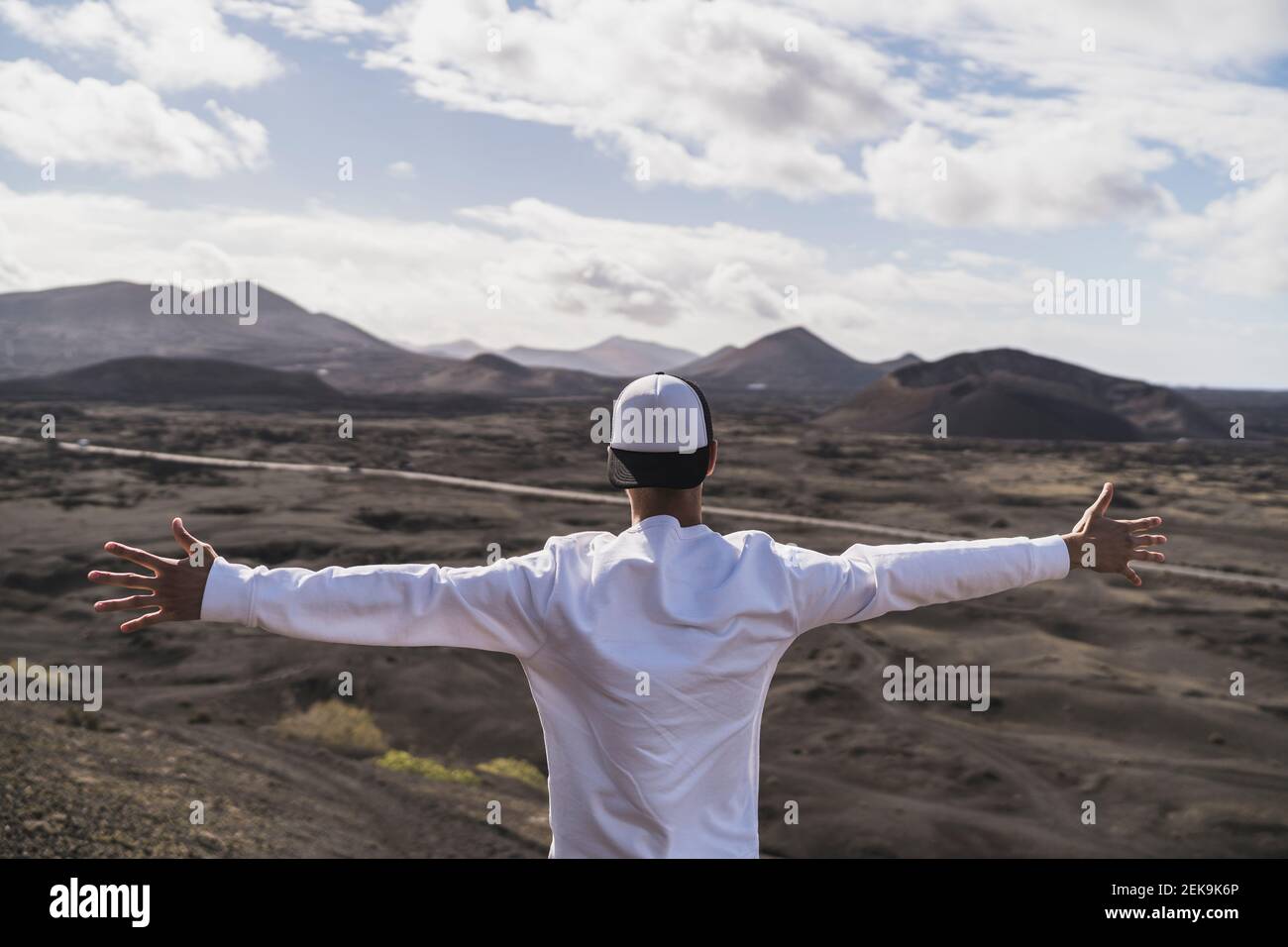 Touriste mâle avec des bras en surtraction sur le volcan El Cuervo, Lanzarote, Espagne Banque D'Images