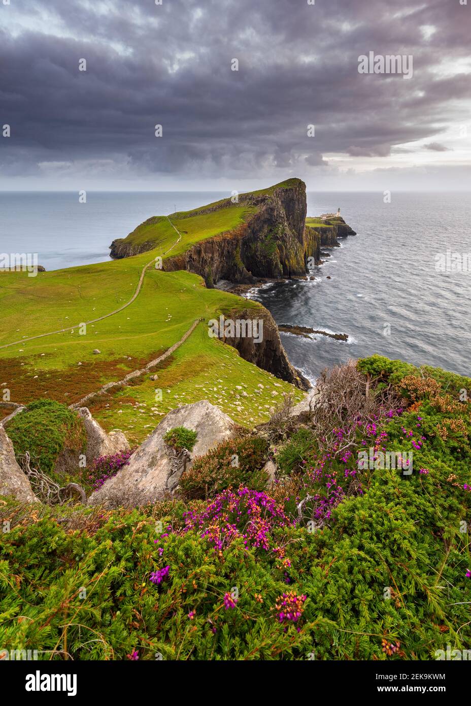 Vue sur Neist point sur l'île de Skye avec des nuages spectaculaires vers la côte. Écosse, Royaume-Uni. Banque D'Images