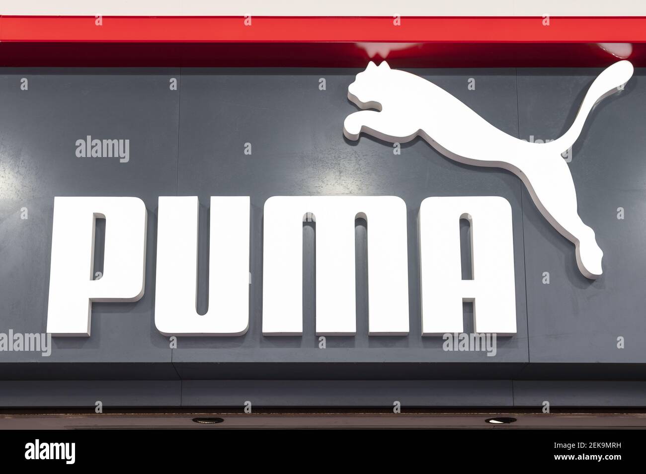 Logo Puma de la marque allemande multinationale de vêtements de sport vu à  Hong Kong. (Photo de Budrul Chukrut / SOPA Images/Sipa USA Photo Stock -  Alamy