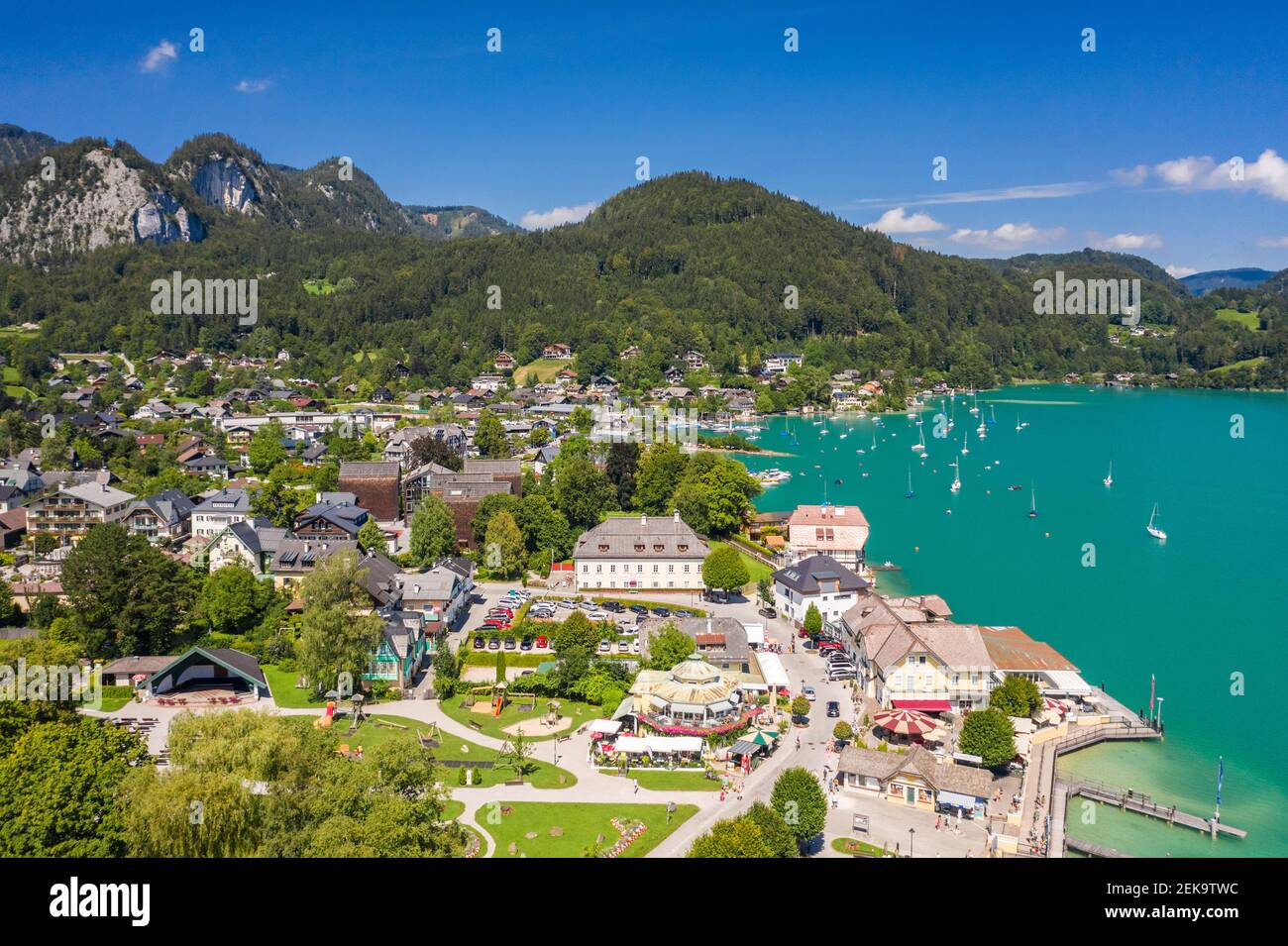 Autriche, Salzbourg, Sankt Gilgen, vue aérienne du village sur les rives du lac Wolfgang en été Banque D'Images