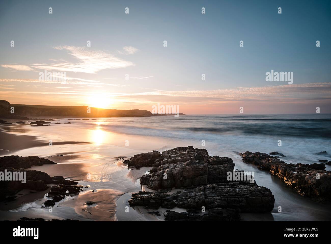 Silhouette d'homme debout au-dessus des rochers à l'entrée de la grotte de plage vide, Asturies, Espagne Banque D'Images