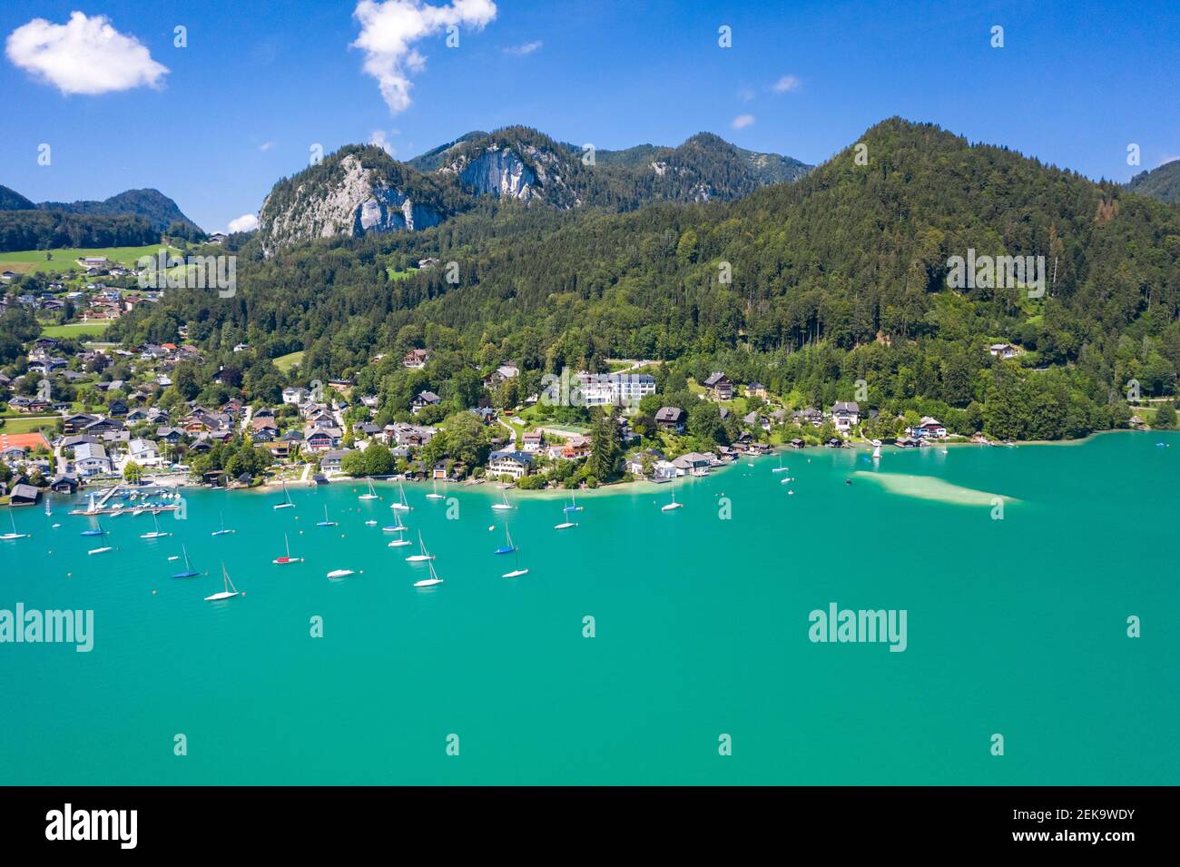 Autriche, Salzbourg, Sankt Gilgen, vue aérienne du village sur les rives du lac Wolfgang en été Banque D'Images