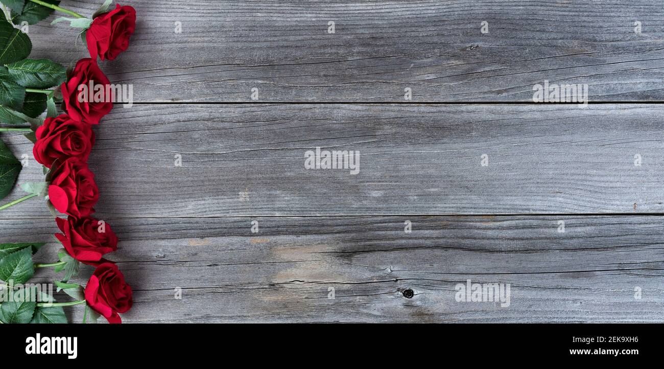 Roses rouges sur planches de bois altérées pour l'amour concept de vacances arrière-plan Banque D'Images