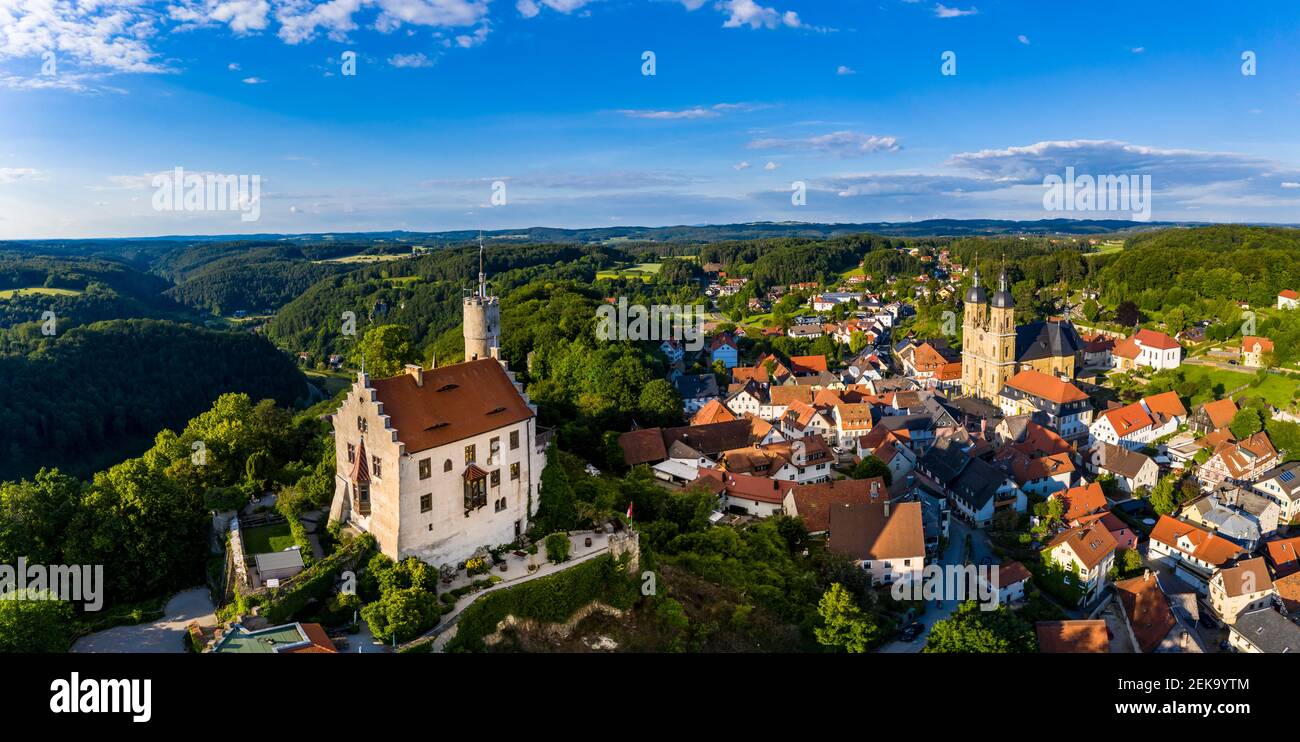 Allemagne, Bavière, Gossweinstein, vue aérienne du paysage urbain avec château et église Banque D'Images