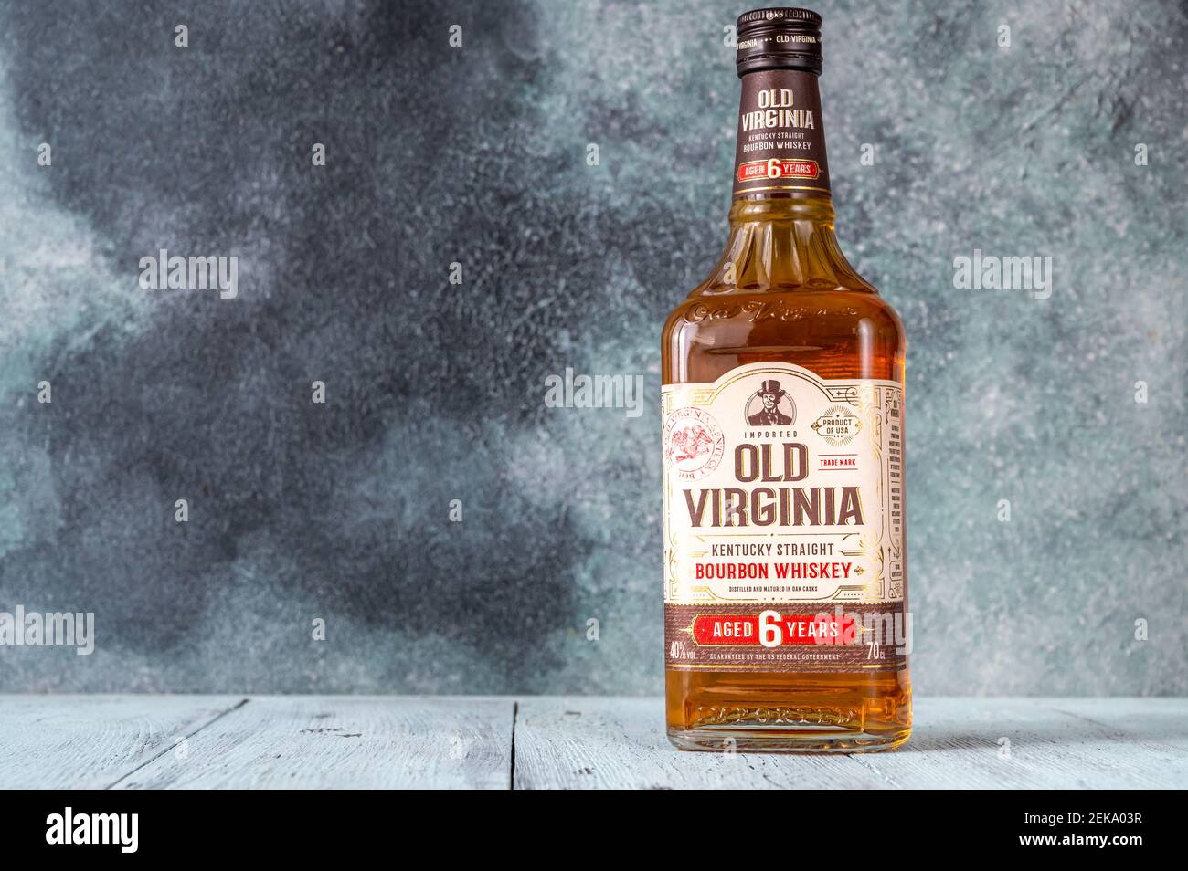 SUMY, UKRAINE - 22 FÉVRIER : bouteille de whisky de l'ancienne Virginie le 22 février 2021. Le whisky Old Virginia est un whisky Bourbon pur authentique produit en Banque D'Images