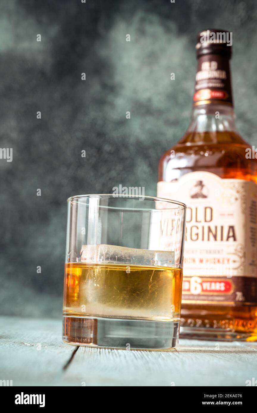 SUMY, UKRAINE - 22 FÉVRIER : verre de whisky de la vieille Virginie le 22 février 2021. Le whisky Old Virginia est un whisky Bourbon pur authentique produit en Banque D'Images