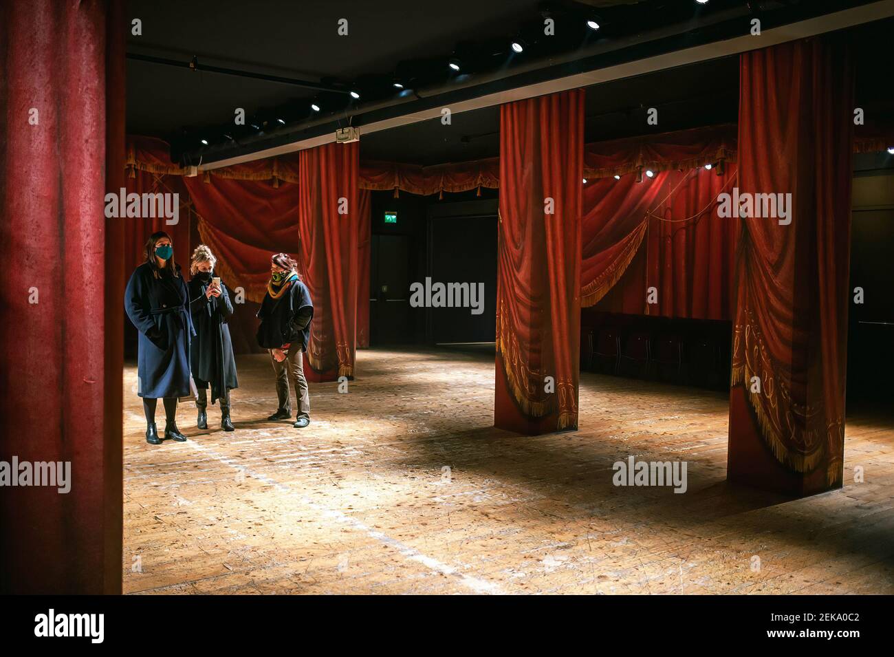 Milan, Italie. 22 février 2021. Des gens ont été vus à l'intérieur du Teatro Parenti.après un an après le début de la pandémie de Covid-19 en Italie, plusieurs théâtres de Milan ont rejoint l'événement national « faisons la lumière sur le théâtre », protestant contre la fermeture continue et les lourdes conséquences économiques pour les travailleurs du secteur du spectacle. Crédit : SOPA Images Limited/Alamy Live News Banque D'Images