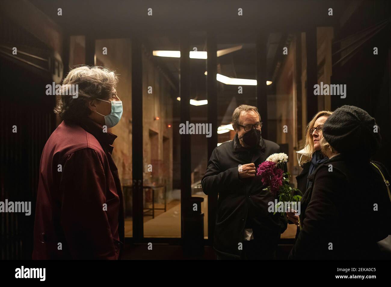 Milan, Italie. 22 février 2021. Les gens ont vu parler à l'entrée du Teatro Parenti.après un an après le début de la pandémie de Covid-19 en Italie, plusieurs théâtres de Milan ont rejoint l'événement national "faisons la lumière sur le théâtre", protestant contre la fermeture continue et les lourdes conséquences économiques pour les travailleurs du secteur du spectacle. Crédit : SOPA Images Limited/Alamy Live News Banque D'Images