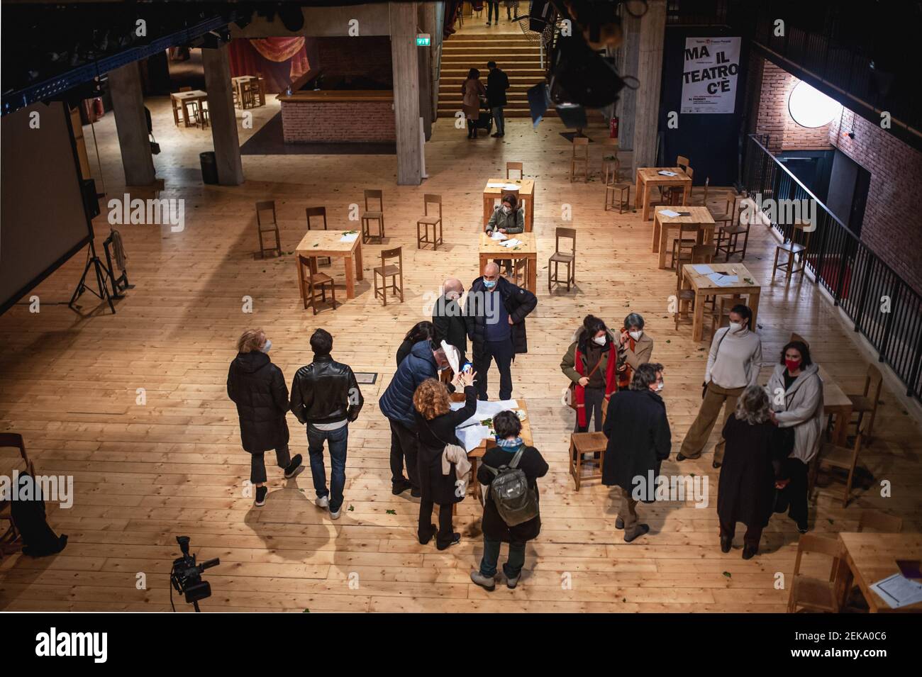 Milan, Italie. 22 février 2021. Les gens ont vu parler à l'entrée du Teatro Parenti.après un an après le début de la pandémie de Covid-19 en Italie, plusieurs théâtres de Milan ont rejoint l'événement national "faisons la lumière sur le théâtre", protestant contre la fermeture continue et les lourdes conséquences économiques pour les travailleurs du secteur du spectacle. Crédit : SOPA Images Limited/Alamy Live News Banque D'Images