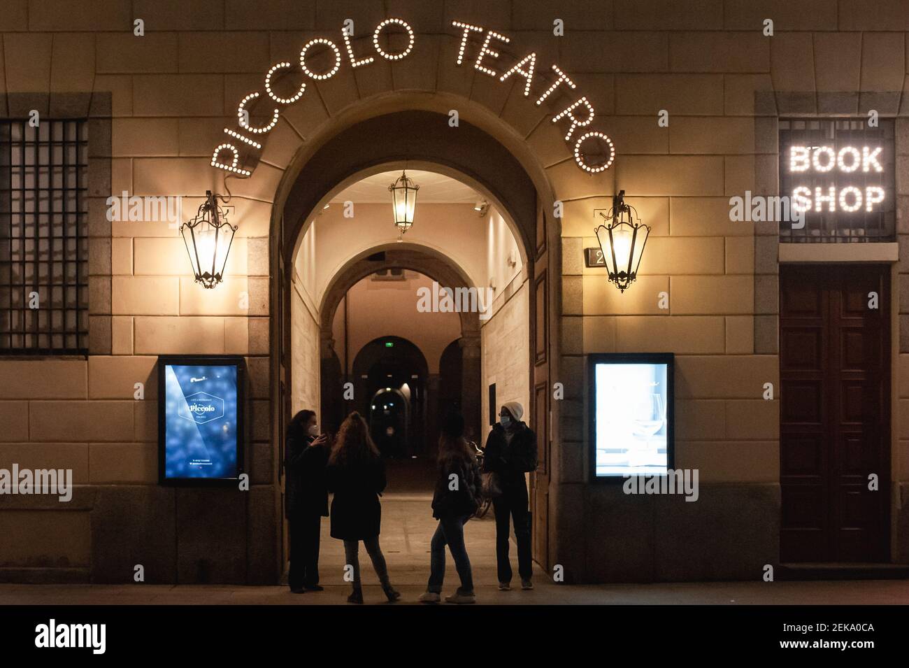 Milan, Italie. 22 février 2021. Des gens vus à l'entrée du Teatro Piccolo.après un an après le début de la pandémie de Covid-19 en Italie, plusieurs théâtres de Milan ont rejoint l'événement national "faisons la lumière sur le théâtre", protestant contre la fermeture continue et les lourdes conséquences économiques pour les travailleurs du secteur du spectacle. Crédit : SOPA Images Limited/Alamy Live News Banque D'Images