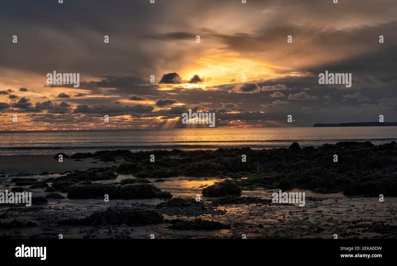Belle vue sur la plage de Manorbier au coucher du soleil à Pembrokeshire, Royaume-Uni Banque D'Images