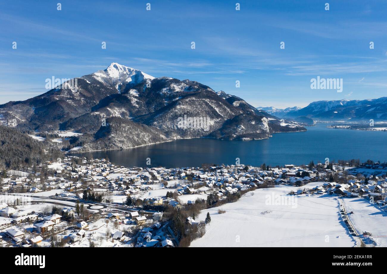 Autriche, Salzbourg, Sankt Gilgen, Drone vue sur la ville sur les rives du lac Wolfgang en hiver Banque D'Images