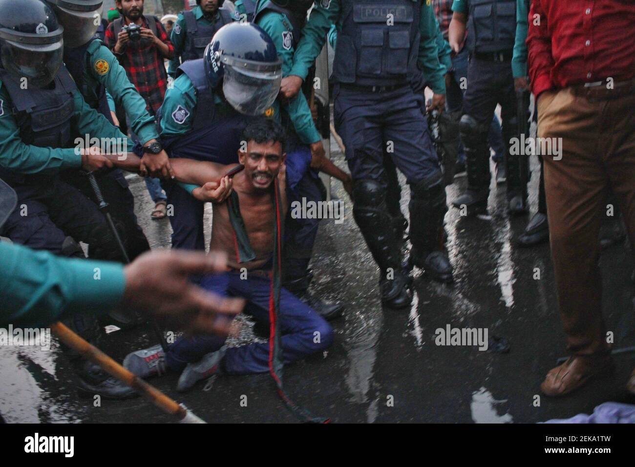 Dhaka, Bangladesh. 23 février 2021. Les enfants des combattants de la liberté ont bloqué l'intersection routière de la région de Shahbagh exigeant le rétablissement d'un quota de 30 pour cent d'emplois gouvernementaux. La police du Bangladesh disperse les manifestants pour utiliser des canons à eau et des charges de bâton dans la région de Shahbagh. (Photo de MD Abu Sufian Jewel/Pacific Press) Credit: Pacific Press Media production Corp./Alay Live News Banque D'Images