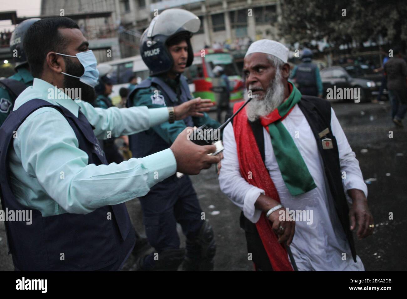 Dhaka, Bangladesh. 23 février 2021. Les enfants des combattants de la liberté ont bloqué l'intersection routière de la région de Shahbagh exigeant le rétablissement d'un quota de 30 pour cent d'emplois gouvernementaux. La police du Bangladesh disperse les manifestants pour utiliser des canons à eau et des charges de bâton dans la région de Shahbagh. (Photo de MD Abu Sufian Jewel/Pacific Press) Credit: Pacific Press Media production Corp./Alay Live News Banque D'Images