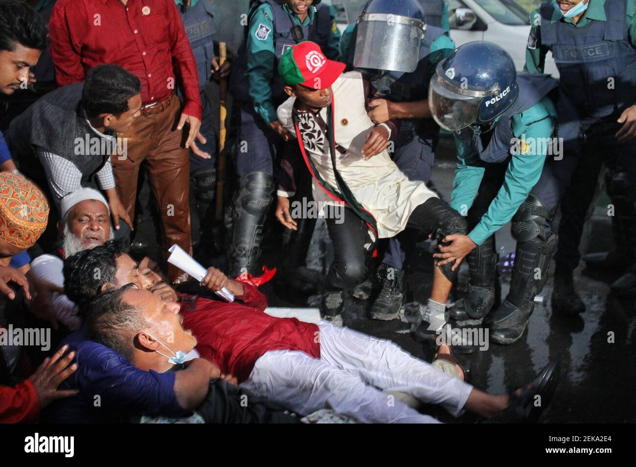 Dhaka, Bangladesh. 23 février 2021. Les enfants des combattants de la liberté ont bloqué l'intersection routière de la région de Shahbagh exigeant le rétablissement d'un quota de 30 pour cent d'emplois gouvernementaux. La police du Bangladesh disperse les manifestants pour utiliser des canons à eau et des charges de bâton dans la région de Shahbagh. (Photo de MD Abu Sufian Jewel/Pacific Press) Credit: Pacific Press Media production Corp./Alay Live News Banque D'Images