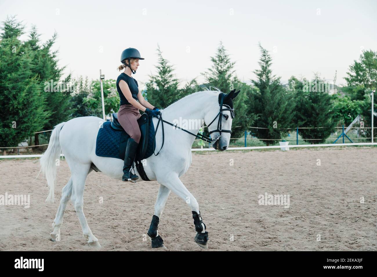 Femme faisant de l'équitation dans la ferme Banque D'Images