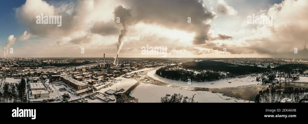 Allemagne, Berlin, cheminée de la centrale électrique de fumeurs dominant la rivière Spree gelée Banque D'Images