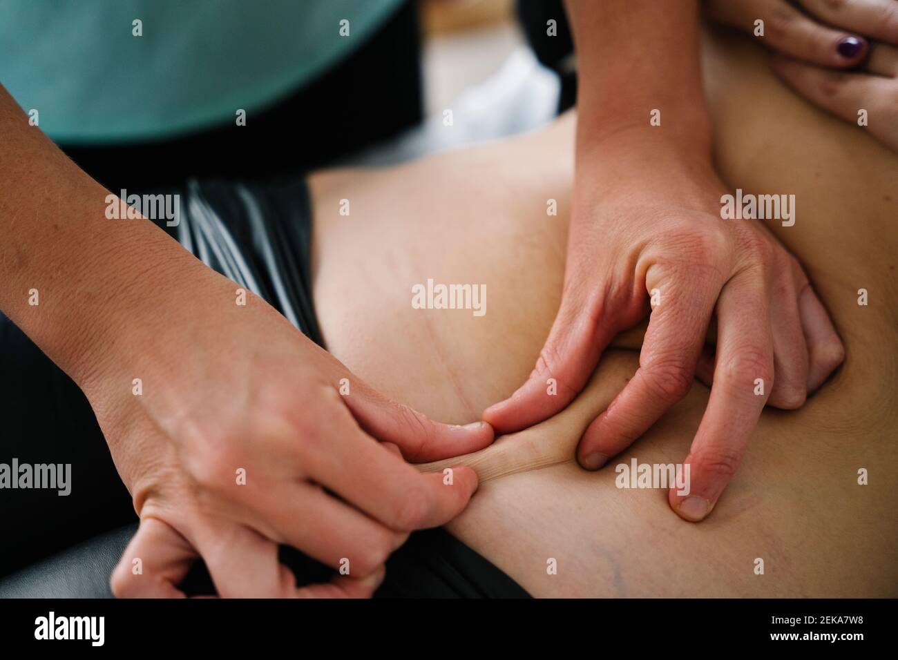 Sage-femme massant l'abdomen du patient Banque D'Images