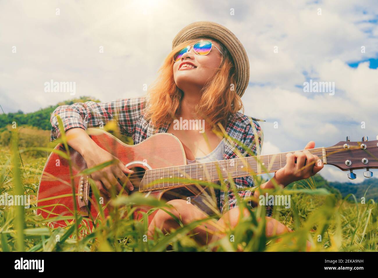 Happy woman joue de la guitare avec la nature. La musique de relaxation et  de concept Photo Stock - Alamy