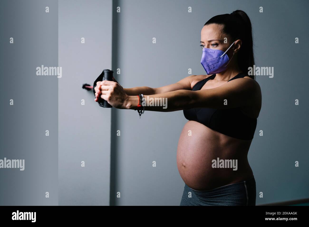 Femme enceinte sous masque protecteur faisant de l'exercice à l'hôpital Banque D'Images