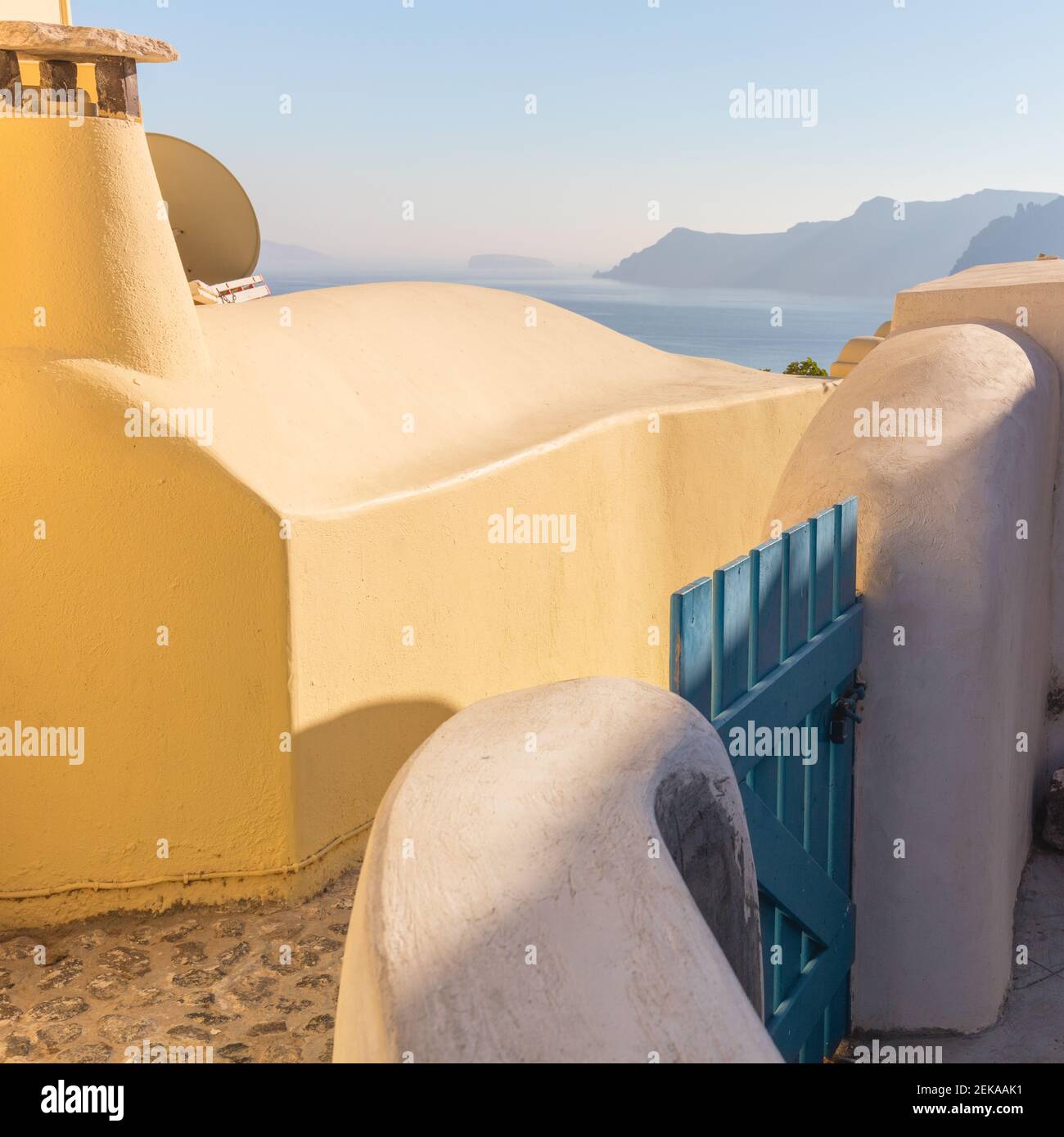 Fragments artistiques conceptuels de bâtiments traditionnels à Oia sur Santorini. Une vue pittoresque sur les maisons traditionnelles des cyclades de Santorin sur un petit Banque D'Images