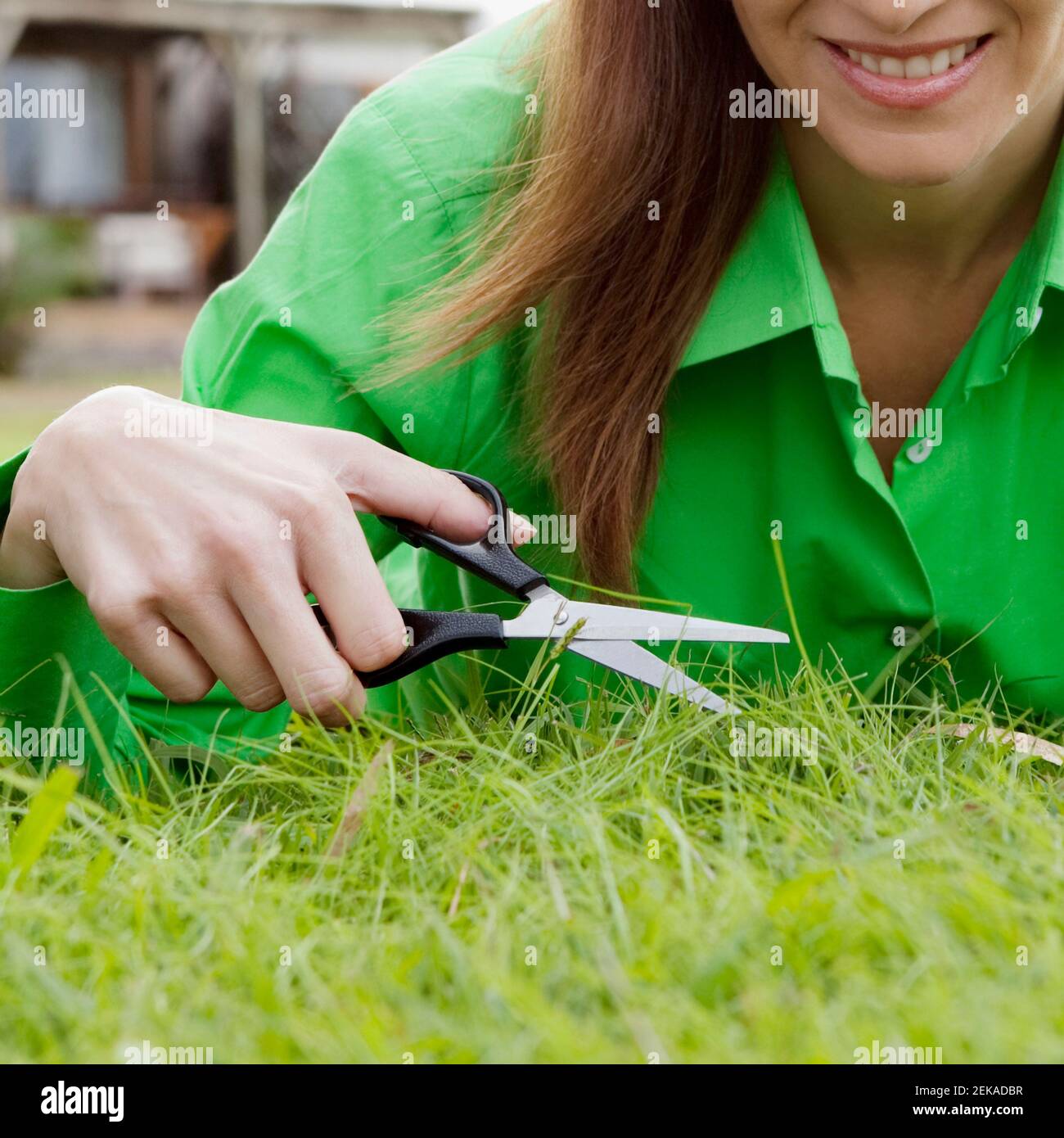 Femme tailler l'herbe avec des ciseaux Banque D'Images