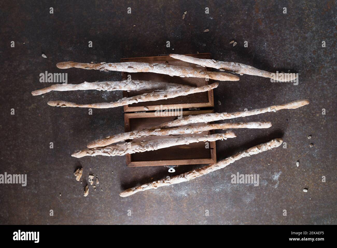 Photo de studio de bâtonnets de graissini frais posés sur le dessus de petite boîte à bijoux Banque D'Images