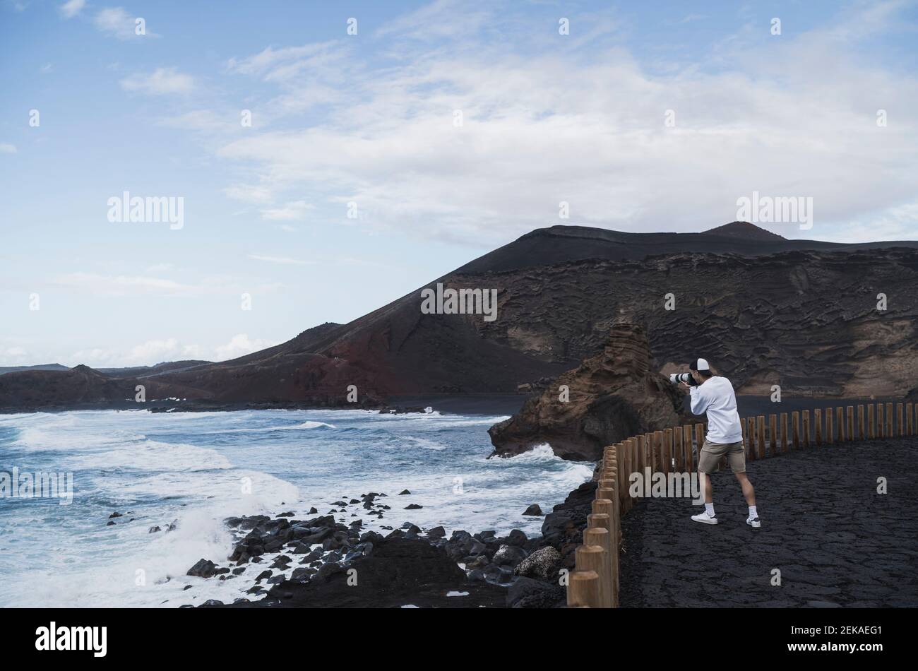 Mâle touriste photographiant du point de vue à El golfo, Lanzarote, Espagne Banque D'Images