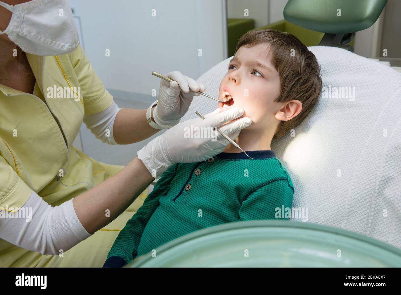 Rendez-vous chez le dentiste - enfant ouvrant la bouche large pendant l'inspection de cavité buccale Banque D'Images