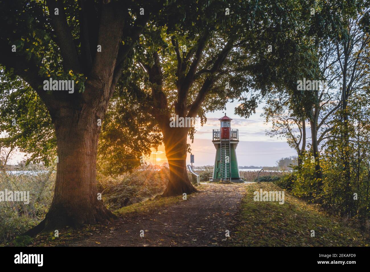 Allemagne, Hambourg, Wilhelmsburg, phare de Bunthauser Spitze au lever du soleil Banque D'Images